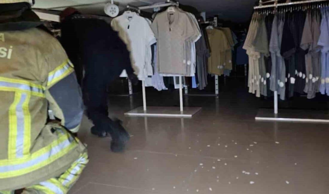 İnegöl’deki Giyim Mağazasında Asma Tavan Çöktü, 1 Kişi Yaralandı Bursa'nın İnegöl ilçesindeki bir giyim mağazasının asma tavanı çökmesi sonucu
