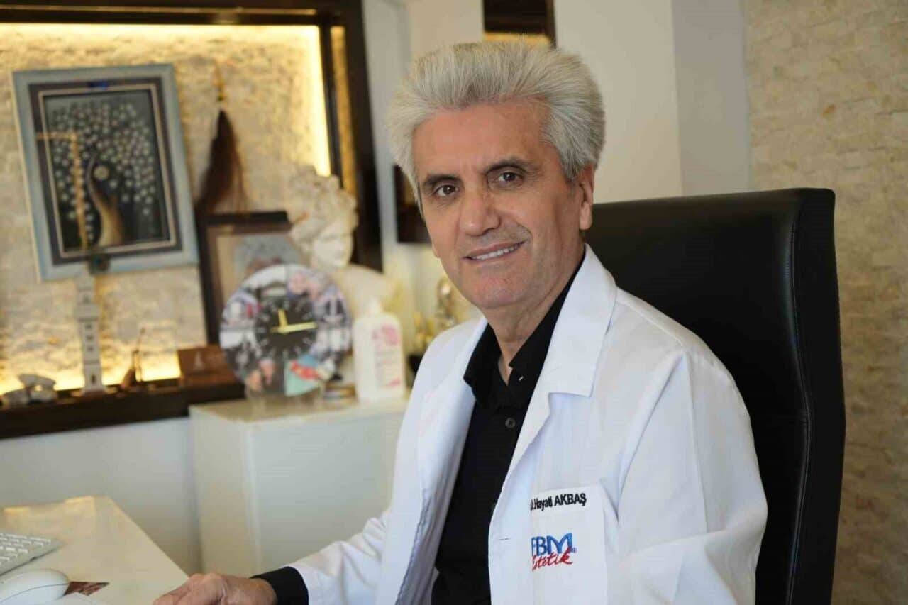 Prof. Dr. Hayati Akbaş, göğüs büyütme ameliyatlarının 18 yaş altında