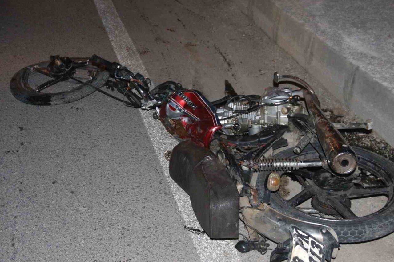 Afyonkarahisar’ın Bolvadin ilçesinde hafif ticari aracın çarptığı motosikletin sürücüsü H.H.T.
