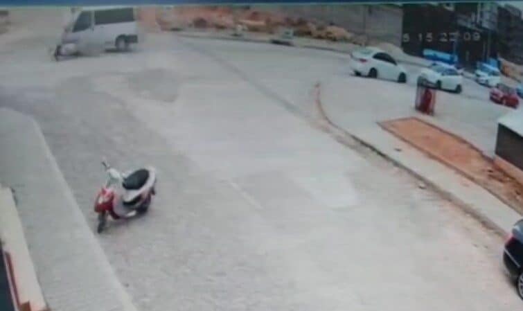 Gaziantep’in Nizip ilçesinde, 16 yaşındaki Bedirhan Özbal'ın kullandığı motosiklet, hafif