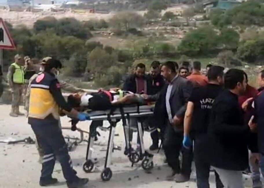 Hatay’da Hafriyat Kamyonu ile Otomobil Çarpıştı: 1 Ölü, 1 Yaralı Hatay’ın Antakya-Yayladağı yolunda meydana gelen kazada hafriyat kamyonu ile çarpışan
