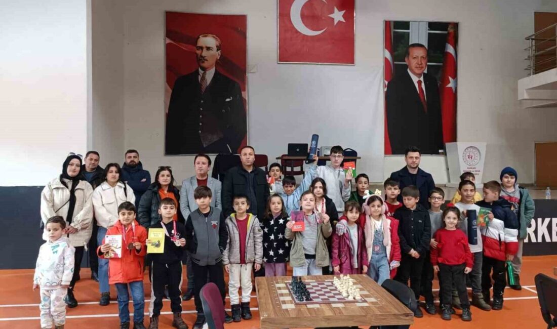 Hakkari’de Yıldırım Satranç Turnuvası Yoğun Katılımla Gerçekleşti Hakkari Gençlik Merkezi, "Yıldırım Satranç Turnuvası"nı başarıyla gerçekleştirdi. Genç sporcuların
