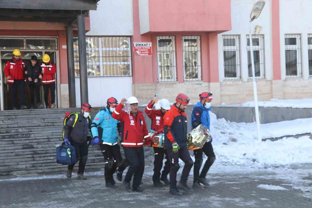 Hakkari'de 1-7 Mart Deprem Haftası çerçevesinde Sümbül Anadolu Lisesi'nde gerçekleştirilen