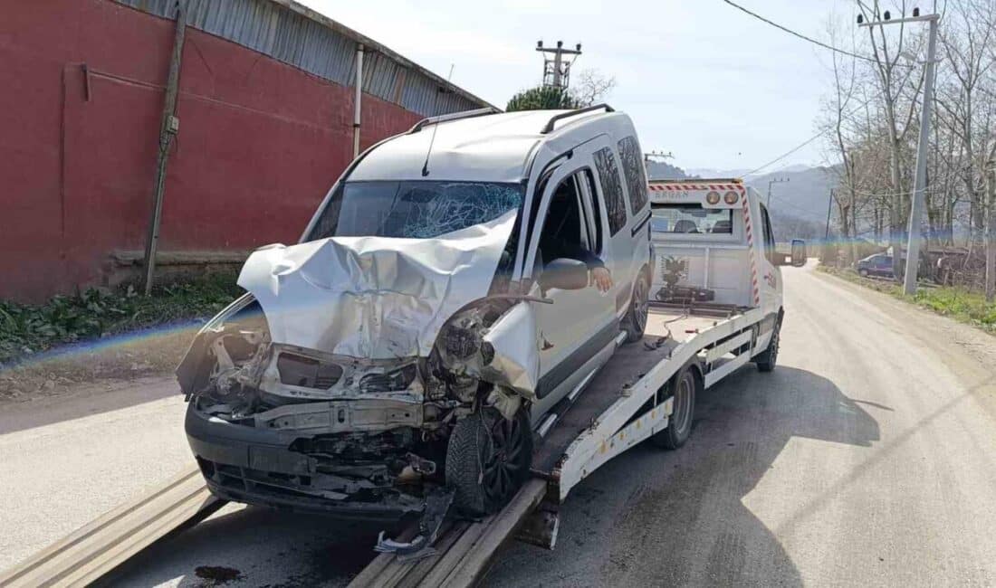 İnegöl’de Otobüs ile Ticari Araç Çarpıştı, 1 Kişi Yaralandı Bursa'nın İnegöl ilçesinde halk otobüsü ve hafif ticari aracın kafa