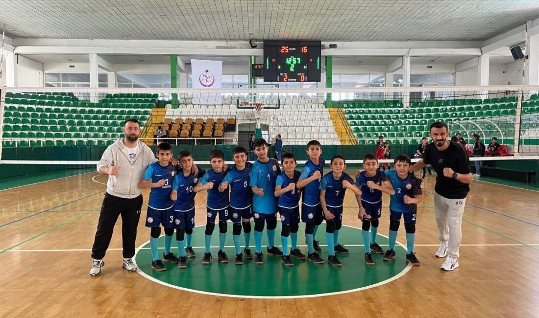 Ağrı’nın Hamur Adımova Ortaokulu, Giresun’daki Okul Sporları Voleybol Yarı Finalleri’nde Türkiye’nin en iyi 16 okulundan biri oldu. Giresun'da gerçekleştirilen Okul Sporları Küçükler Voleybol Yarı Final Müsabakalarında Ağrı'nın
