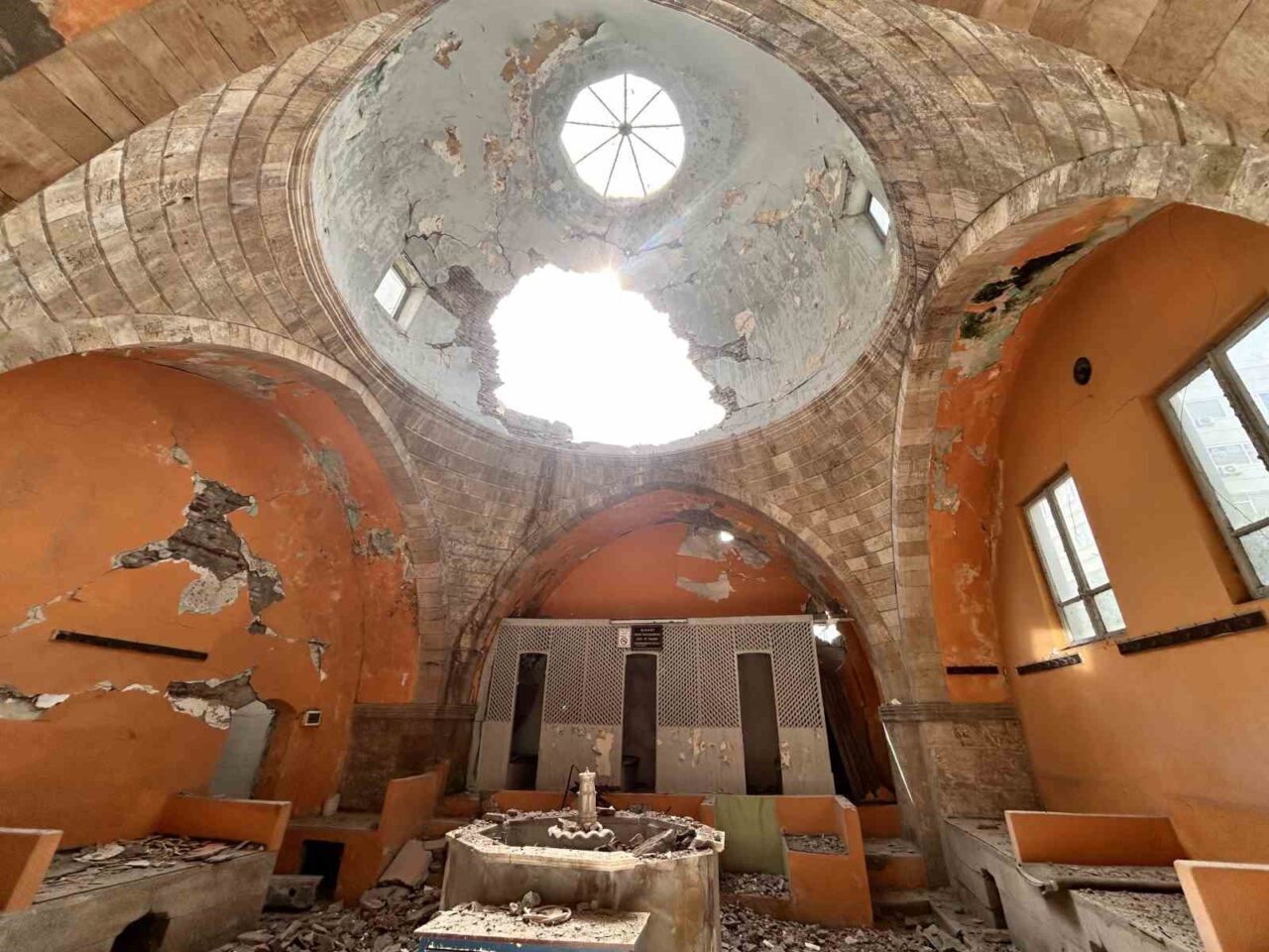 Hatay'ın İskenderun ilçesinde, yıkım sırasında tarihi Osmanlı hamamı zarar gördü.