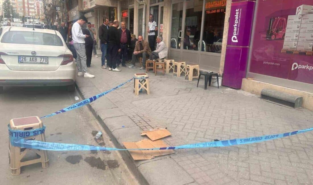 Eskişehir’de Hasmını Gördü Zannedip Silahına Sarılan Kişi Kendini Yaraladı Eskişehir'in Gökmeydan Mahallesi'nde O.D. (30), hasmını gördüğünü düşünerek belindeki silaha