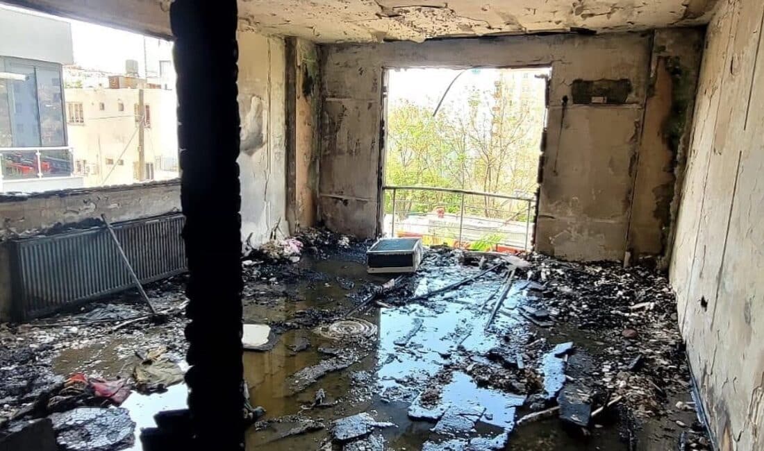Hatay’daki apartmanda çıkan yangında baba ve oğlu hastaneye kaldırıldı. Hatay'ın İskenderun ilçesinde bir apartmanın 2. katında çıkan yangında baba