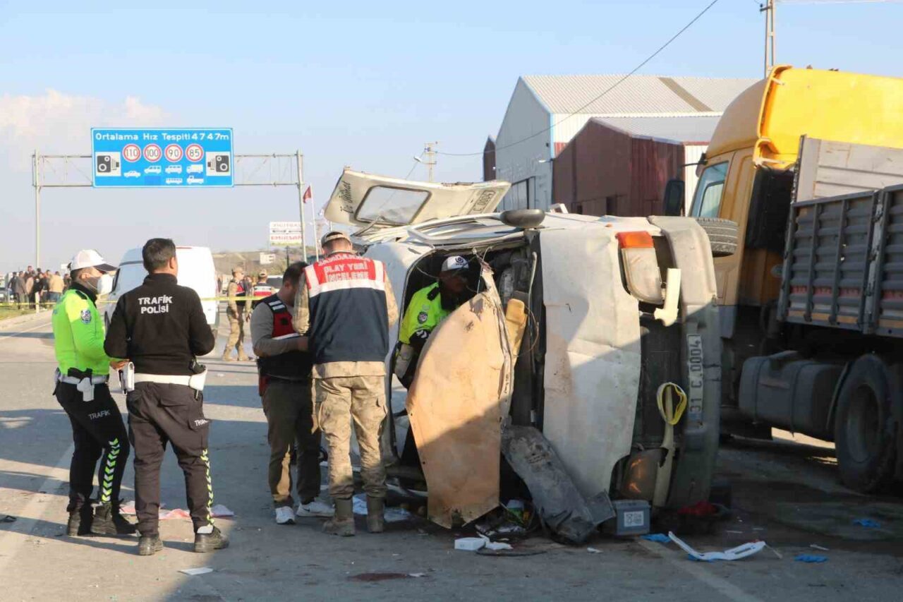 Hatay'da bir servis minibüsünün park halindeki tıra çarpması sonucu altı