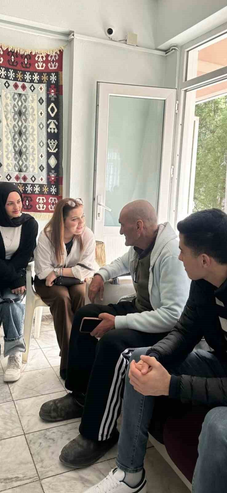 Havran Meslek Yüksekokulu öğrencileri, Huzurevi sakinleriyle anlamlı bir buluşma gerçekleştirdi.