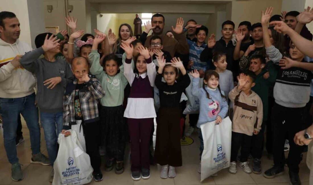 Hatay Büyükşehir Belediyesi, işitme engelli öğrencilere sosyal destek sağladı. Hatay Büyükşehir Belediyesi (HBB), sosyal belediyecilik çerçevesinde işitme engelli öğrencilere