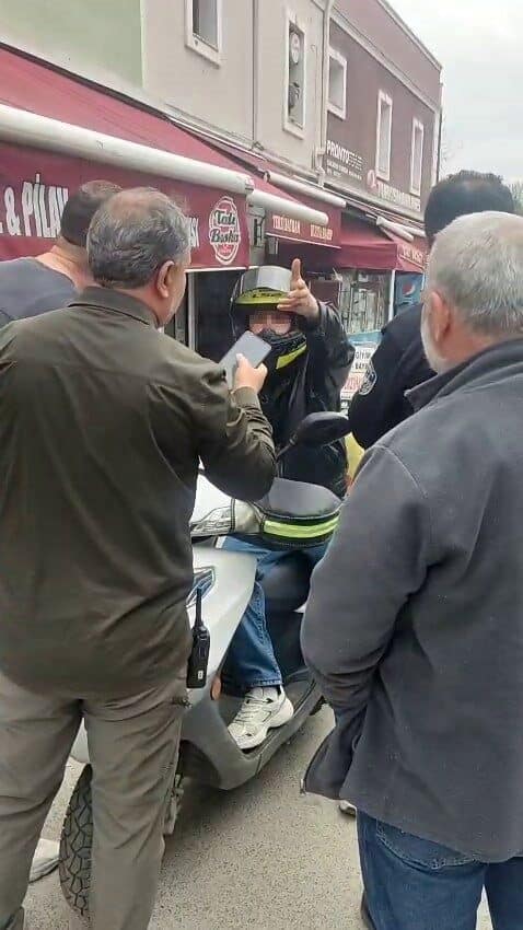 Sakarya'nın Adapazarı ilçesinde, yalnızca yayalara açık alana motosikletiyle giren kurye,