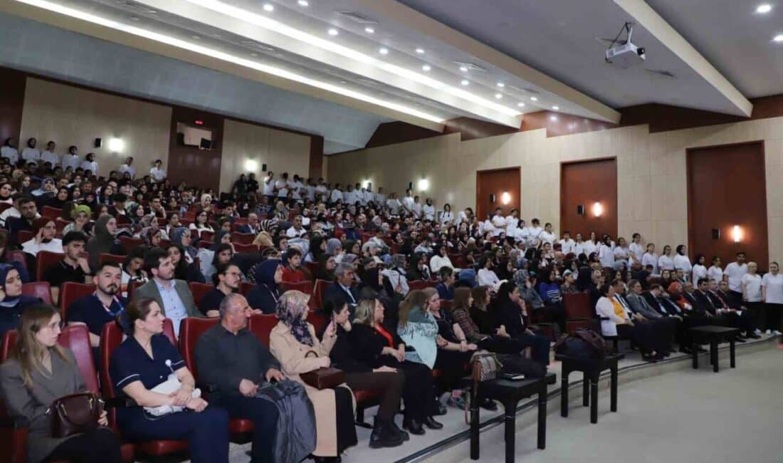 Atatürk Üniversitesi Hemşirelik Fakültesi Öğrencileri, Gururla İlk Üniformalarını Giydi Atatürk Üniversitesi Hemşirelik Fakültesi 1. sınıf öğrencileri, üniforma giyme töreninde