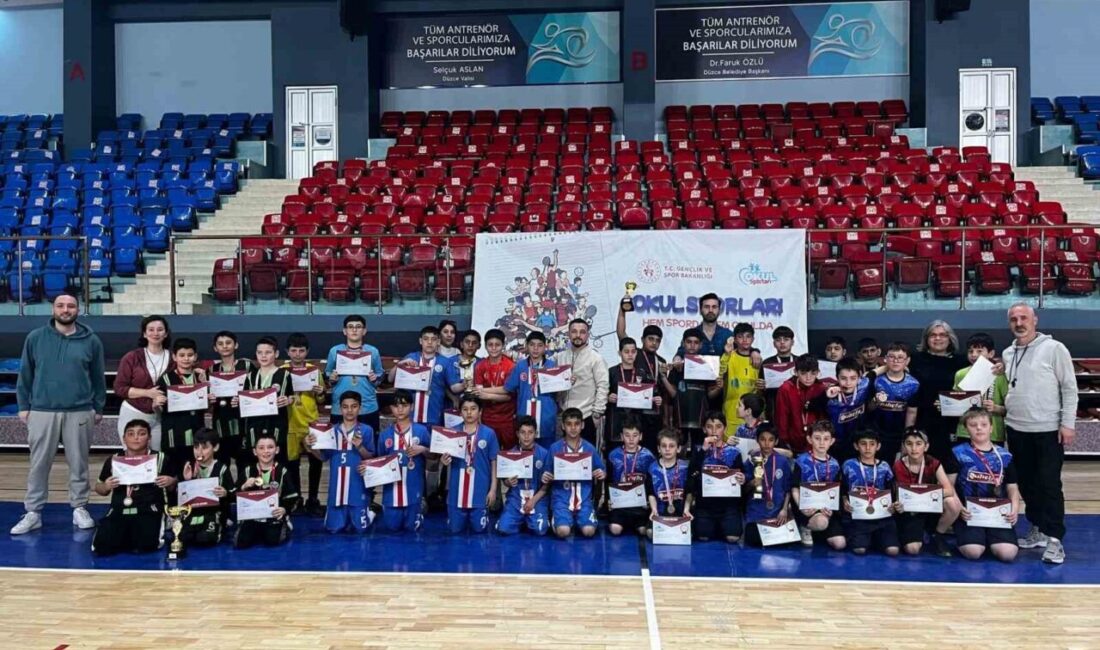 Düzce’de Küçük Erkekler Hentbol Müsabakaları Sonuçlandı, Ödüller Sahiplerini Buldu Düzce'de düzenlenen okul sporları küçük erkekler hentbol müsabakalarında Pakmaya Ortaokulu
