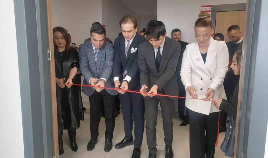 Hınıs’ta Atatürk İlkokulu’nda Modern Kütüphane Açılışı Gerçekleşti Erzurum'un Hınıs ilçesindeki Atatürk İlkokulu'nda yeni bir kütüphane açıldı. Açılışa
