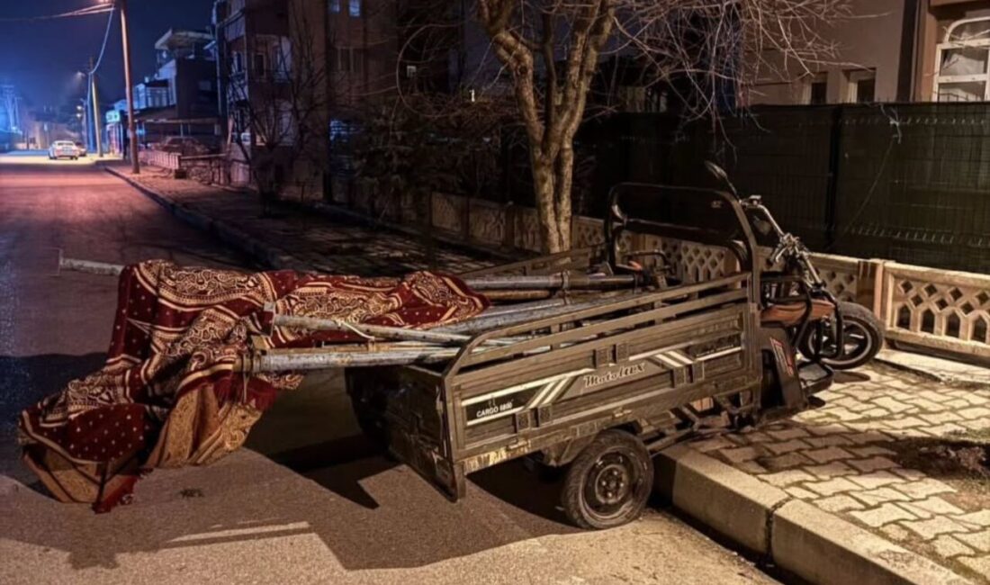 Isparta’da 3 şüpheli, inşaattan çaldıkları 25 iskele demiriyle yakalandı, uyuşturucu madde de ele geçirildi. Isparta'da, bir inşaattan 25 iskele demiri çalan 3 kişi çarşı