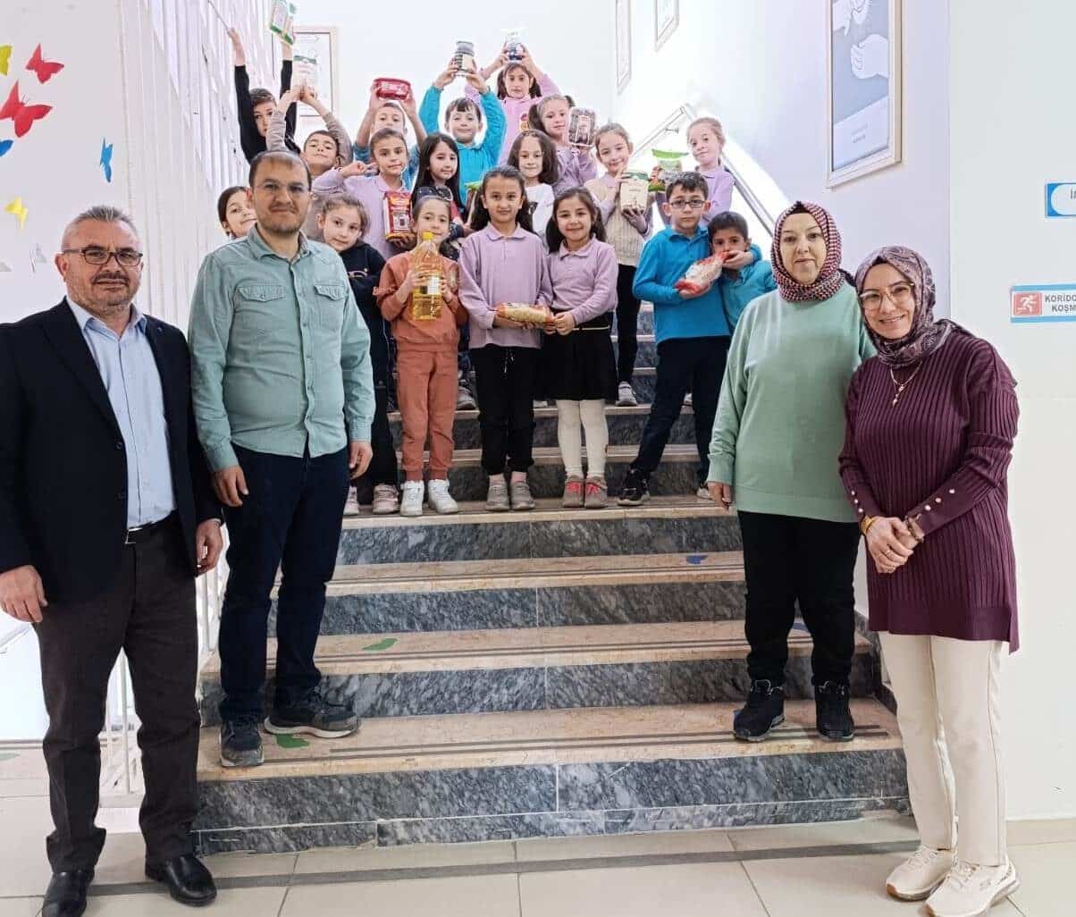 Kütahya'nın Hisarcık ilçesindeki Atatürk İlkokulu, Ramazan etkinlikleri kapsamında veli, öğrenci