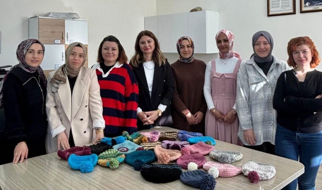 Hisarcık’taki Öğretmenlerimizden Mutlu Çocuklar İçin Bere Desteği Kütahya'nın Hisarcık ilçesinde "Mutlu Bereler, Mutlu Çocuklar" projesi kapsamında Cumhuriyet