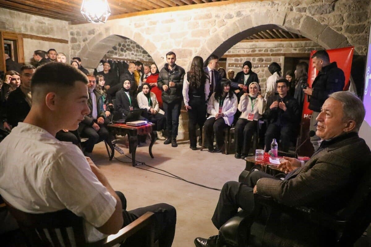 Kayseri'de Mektep Melikgazi Sosyal Bilimler Okulu, öğrencilerin ilgisiyle eğitim veriyor.