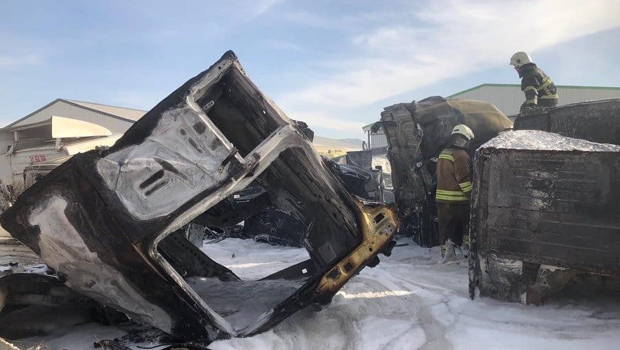 Hatay’da hurda araç deposunda çıkan yangın, park halindeki araçları küle çevirdi. Hatay'ın Antakya ilçesindeki Güzelburç Mahallesi'nde bulunan hurda araç deposunda çıkan