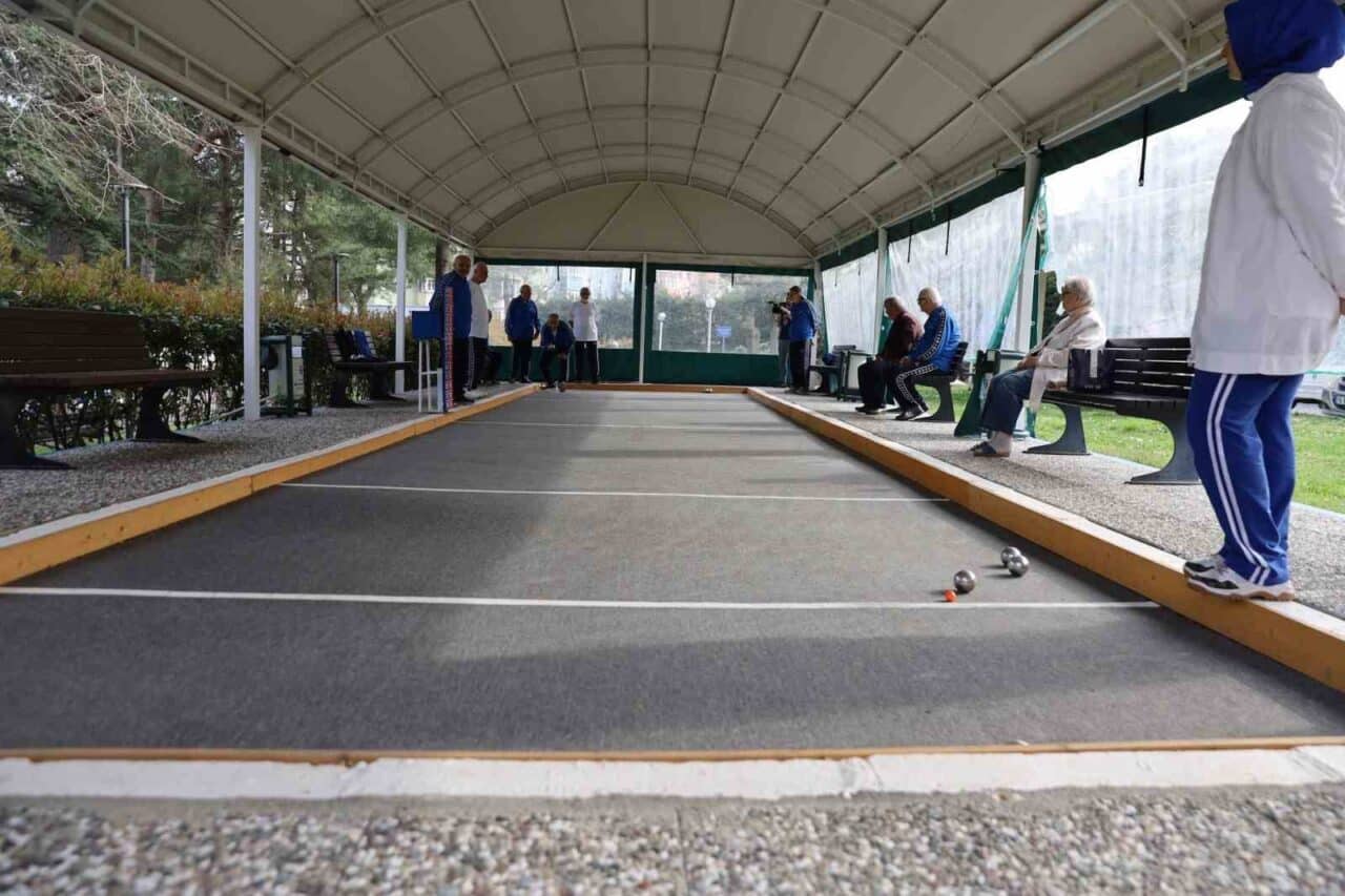 Bursa Büyükşehir Belediyesi Huzurevi sakinlerinin oluşturduğu Bocce ve Dart takımı,