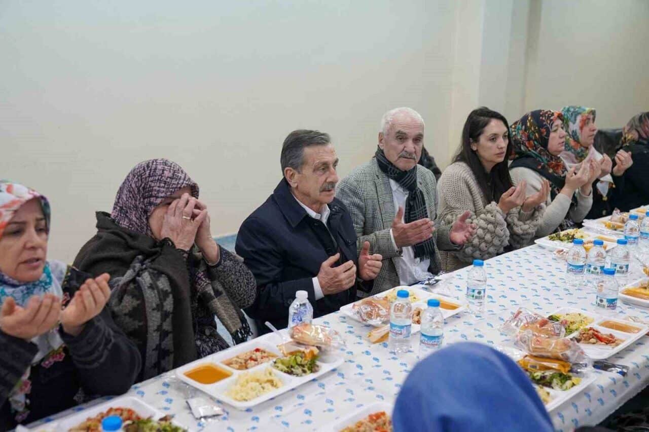 Tepebaşı Belediye Başkanı Dt. Ahmet Ataç, Gündüzler Mahallesi'nde düzenlenen iftar