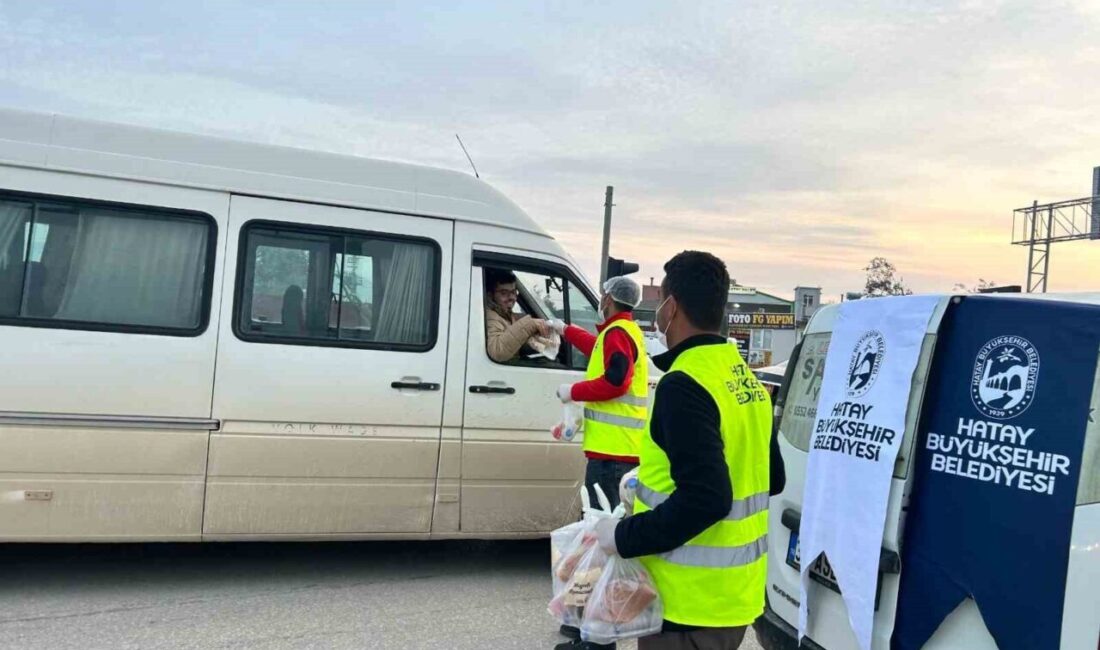Hatay’da İftar Saatinde Trafikte Kalanlara Kumanya Dağıtımı Gerçekleştiriliyor Hatay Büyükşehir Belediyesi, ramazan ayında trafikte kalan vatandaşlara iftar için