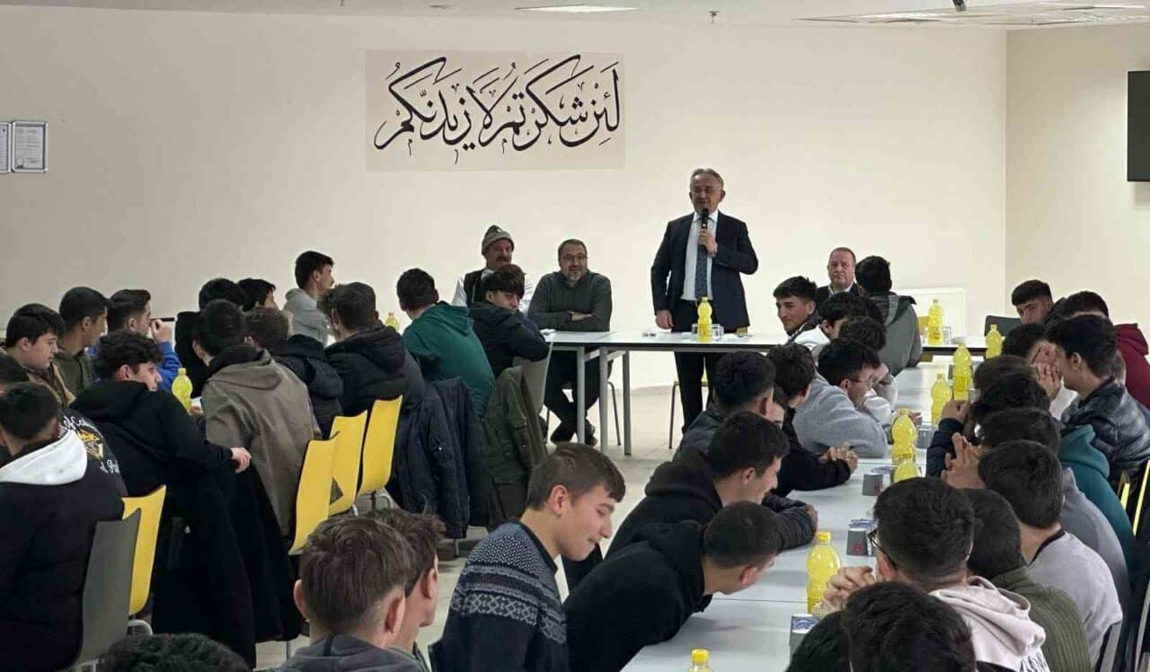 Bayburt'ta 'İftarda Konuşalım' projesi çerçevesinde İl Müftüsü Bayram Danacı, Bayburt