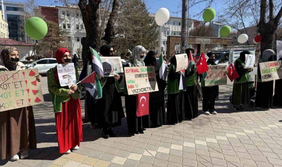 Iğdır’da Cuma Namazı Sonrasında Gazze Saldırılarına Protesto Düzenlendi Iğdır'da, cuma namazı sonrası İl Müftülüğü önünde toplanan birçok kişi,