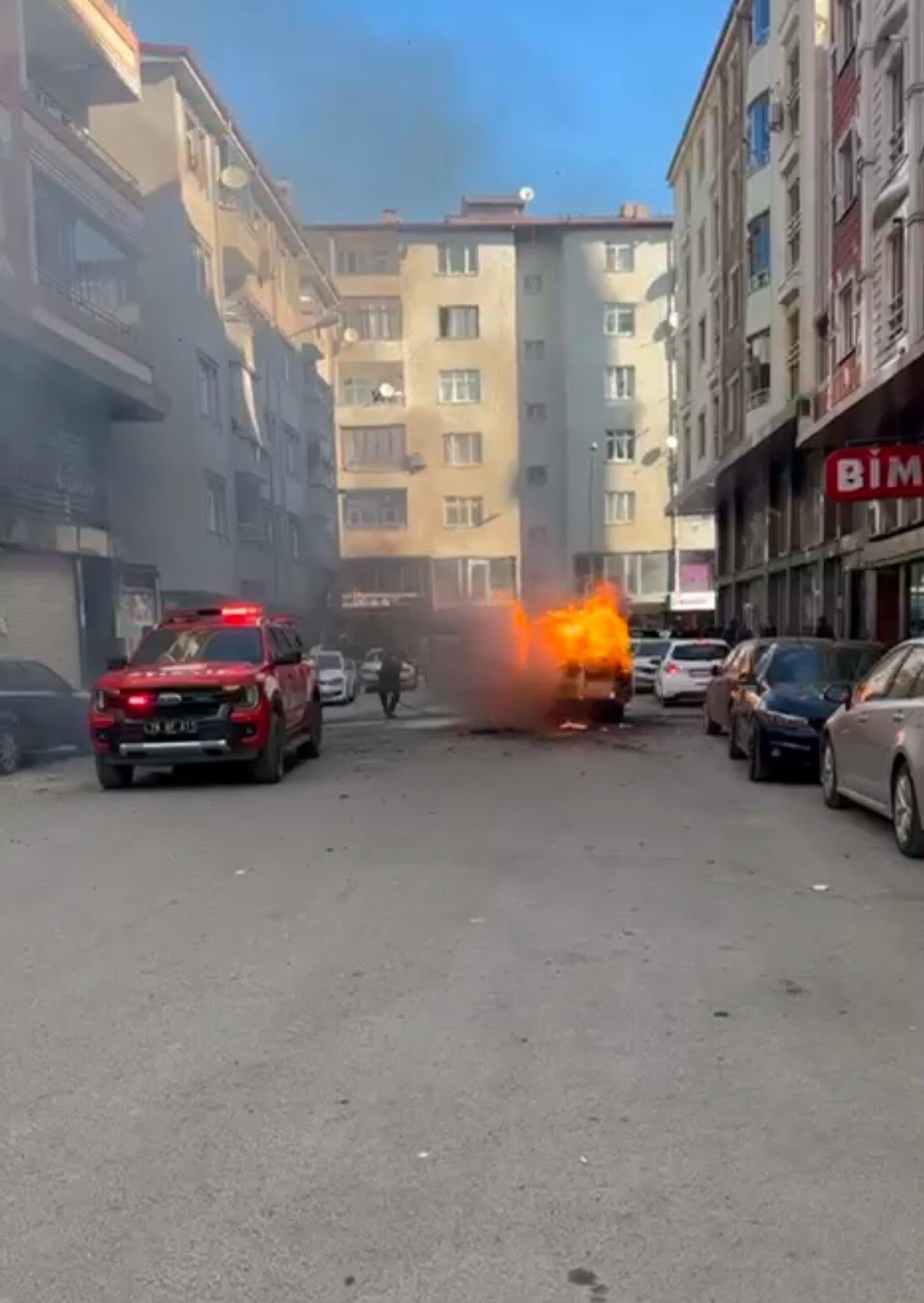 Iğdır'da bir ticari araç, Topçular Mahallesi Fuzuli Caddesi'nde seyir halindeyken