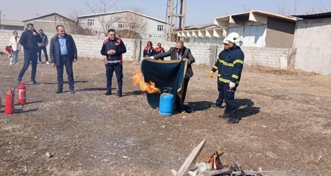 Iğdır Tarım Müdürlüğü Personeline Yangın Güvenliği Eğitimi ve Tatbikatı Düzenlendi Iğdır İl Tarım ve Orman Müdürlüğü, personeline yangın öncesi önlemler