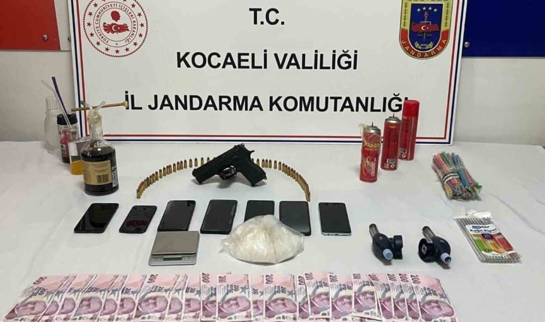 Gebze’de Jandarma Operasyonunda Uyuşturucu ve Silah Ele Geçirildi Kocaeli'nin Gebze ilçesinde jandarma, 2 şüphelinin evinde 1 kilo 25