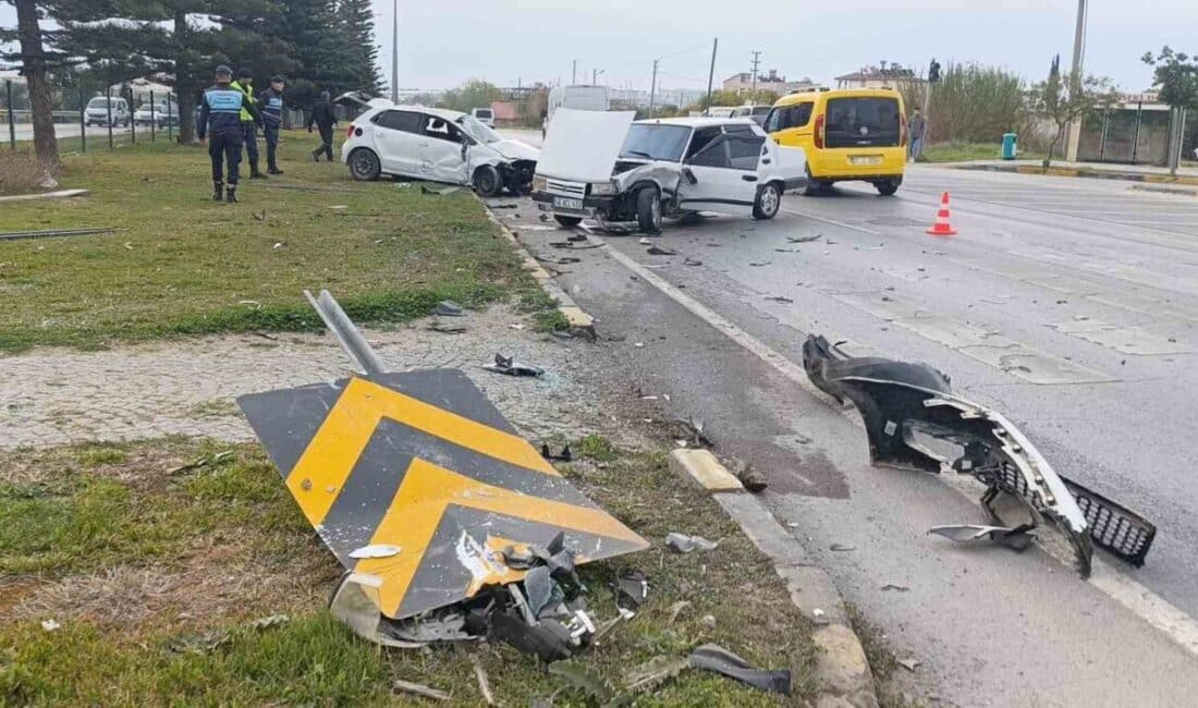 Antalya’da gerçekleşen trafik kazasında iki otomobil kullanılamaz hale geldi, sürücüler yaralandı. Antalya'nın Manavgat ilçesinde iki aracın çarpışması sonucu Duygu K. ve