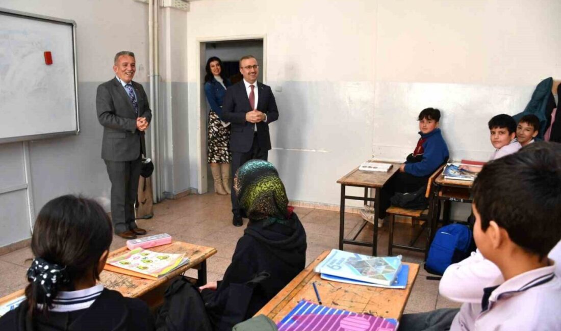 Eskişehir İl Milli Eğitim Müdürü Sinan Aydın, Fahri Günay Ortaokulu’nu Ziyaret Ederek Eğitimi İnceledi Eskişehir İl Milli Eğitim Müdürü Sinan Aydın, Fahri Günay Ortaokulu'nu
