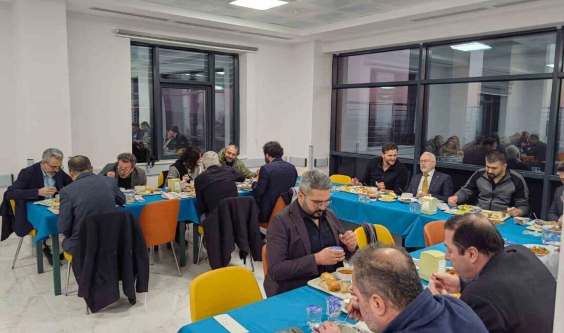 Eskişehir İl Sağlık Müdürü Yaşar Bildirici, Sivrihisar Devlet Hastanesi’nde iftar yemeği organize etti. Eskişehir İl Sağlık Müdürü Doç. Dr. Yaşar Bildirici, Sivrihisar Devlet