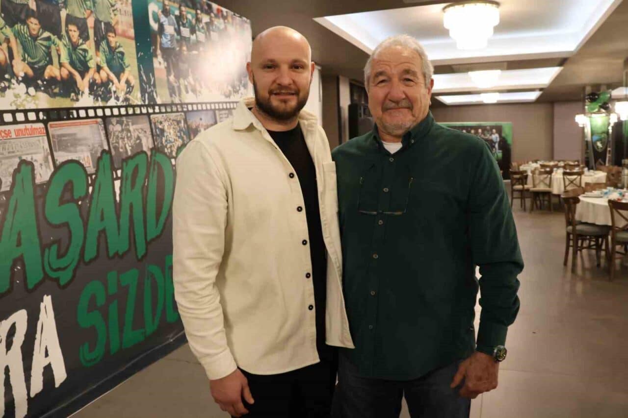 Kocaelispor'un 1979-80 sezonu şampiyonu kalecisi Baha Ün, mevcut kaleci Gökhan