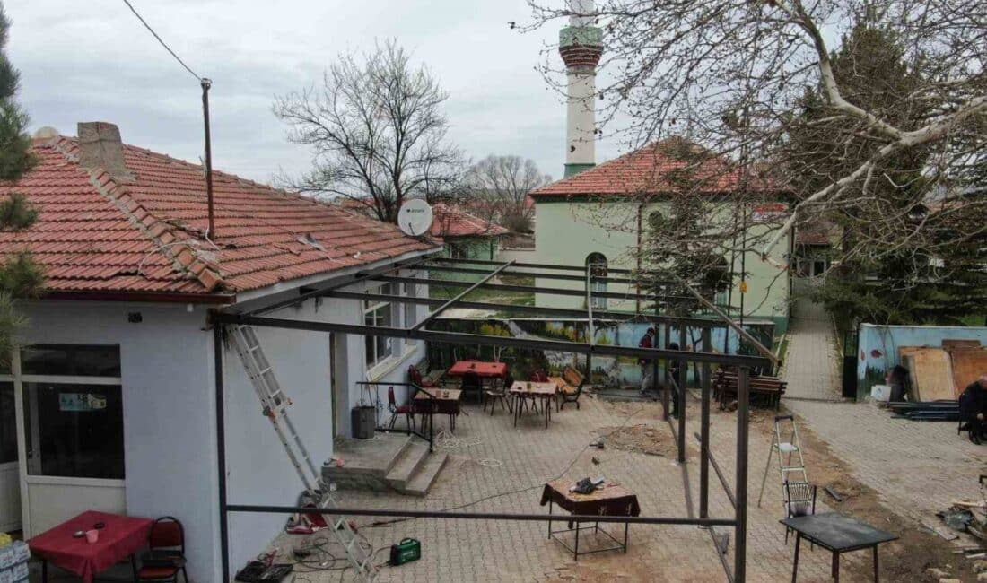 Oklubal’daki sundurma inşaat çalışmaları, İnönü Belediyesi’nin sosyal alanları geliştirme projeleri çerçevesinde hızla devam ediyor. İnönü Belediyesi, Oklubal Mahallesi'nde vatandaşların sosyal alanlardan daha rahat yararlanabilmesi