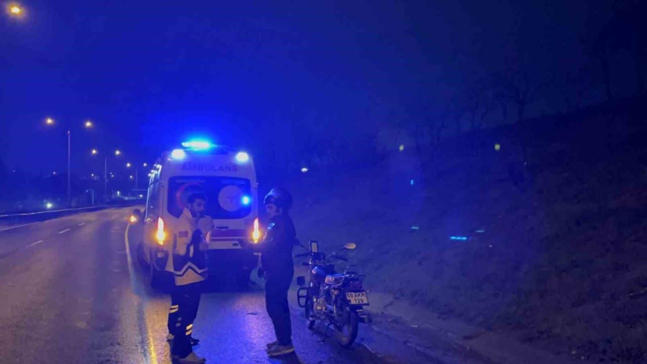 Tekirdağ Çorlu'da Hüseyin Köç, motosiklet kazasına karışan bir vatandaşa yardım
