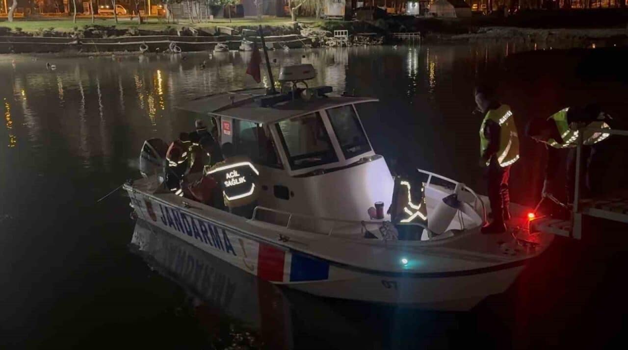 Bursa'nın İznik ilçesinde 27 yaşındaki A.U., İznik Gölü'ne atladı. Jandarma