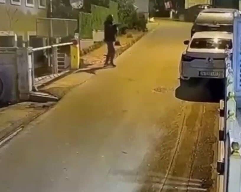 Şişli’de Irak Konsolosluğu’na Silahlı Saldırı Anının Görüntüleri Yayınlandı 21 Mart'ta Şişli'deki Irak Cumhuriyeti Konsolosluğu'na motosikletli iki kişi tarafından