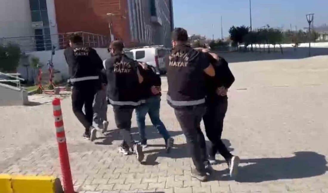 İskenderun’da Motosiklet Hırsızlığı Zanlılarından İki Kişi Tutuklandı Hatay'ın İskenderun ilçesinde motosiklet hırsızlığı nedeniyle yakalanan 4 şüpheliden H.Ç.