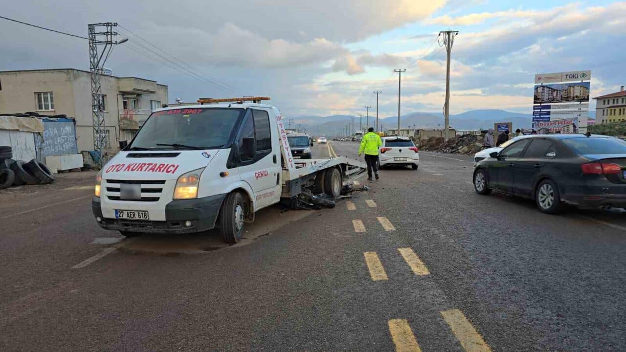 Gaziantep'in İslahiye ilçesinde meydana gelen trafik kazasında, 19 yaşındaki motosiklet
