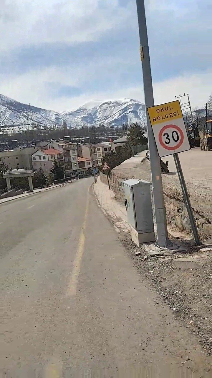 Erzurum'un İspir ilçesindeki yukarı mahalledeki çatılar, rüzgar ve fırtına sonrası