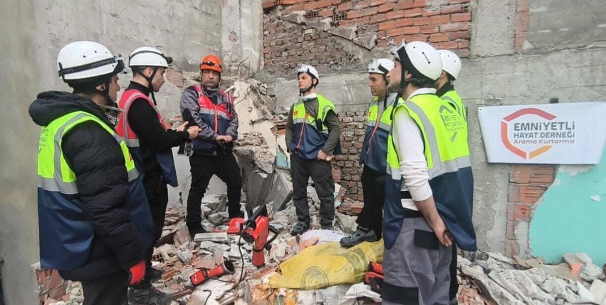 İstanbul'da Emniyetli Hayat Derneği, deprem senaryosu kapsamında arama kurtarma tatbikatı