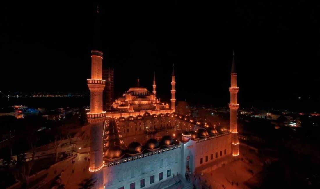 Kadir Gecesi’nde İstanbullular Camileri Doldurdu, Havadan Görüntülendi Kadir Gecesi'nde İstanbul camileri yoğun kalabalıklarla doldu. Sultanahmet ve Yeni