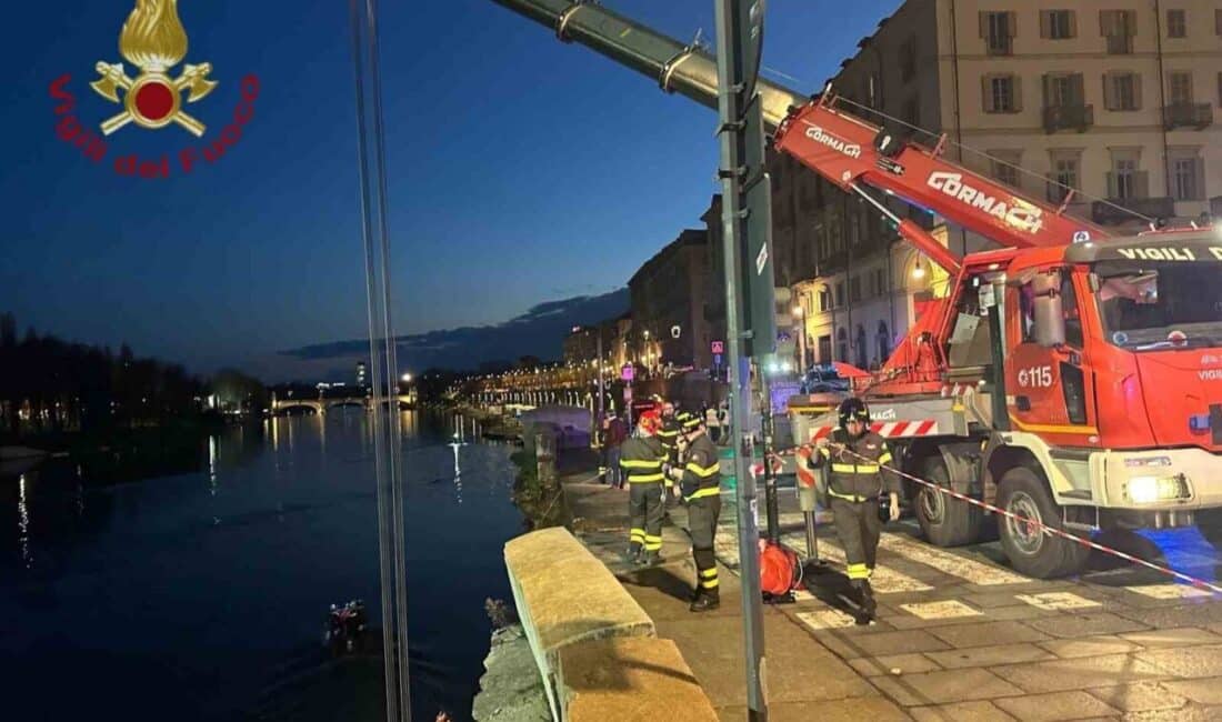 Torino’da Geri Manevra Yapan Turist Otobüsü Po Nehri’ne Düştü, Sürücü Hayatını Kaybetti Torino'da bir turist otobüsü geri manevra sırasında Po Nehri'ne düştü.