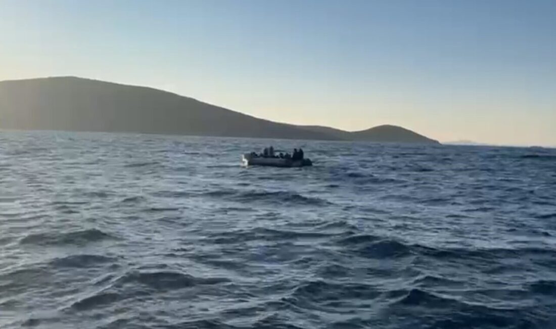 Çeşme Açıklarında Düzensiz Göçmenlerin Kurtarılması: 30 Kişi Sahil Güvenlik Tarafından Hızla İmdaat Edildi Çeşme açıklarında, Sahil Güvenlik ekipleri motor arızası nedeniyle sürüklenen lastik