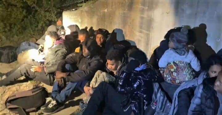 Çeşme’de Sahil Güvenlik, 1 çocuk dahil 25 düzensiz göçmeni yakaladı İzmir'in Çeşme ilçesinde Sahil Güvenlik, 20 Mart akşamı tespit ettiği