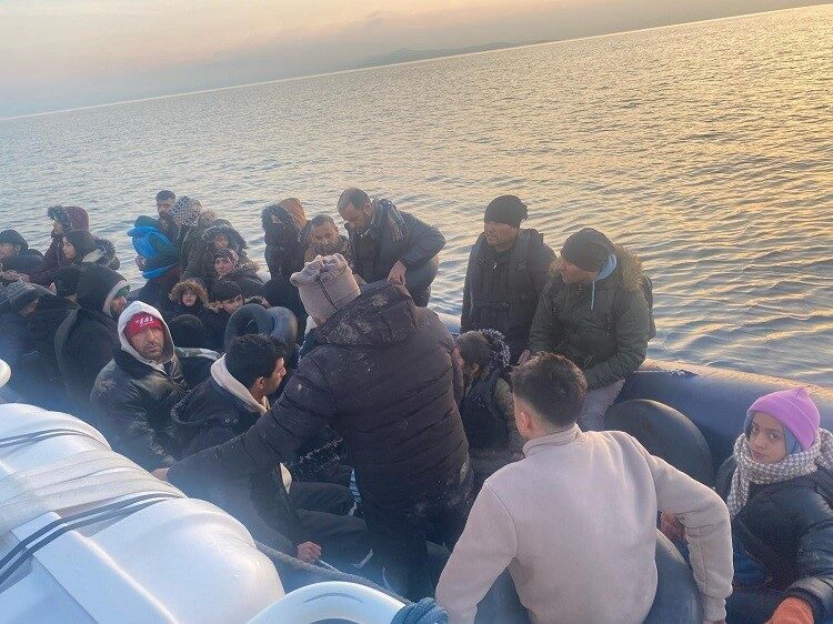 Çeşme açıklarında 36 düzensiz göçmen lastik botla yakalandı Çeşme açıklarında Sahil Güvenlik ekipleri, bir lastik bottaki 36 düzensiz