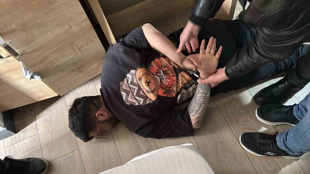 İzmir'de taksi sürücüsünü gasp eden T.Ç. tutuklandı. Olayda kullanılan çakmak,